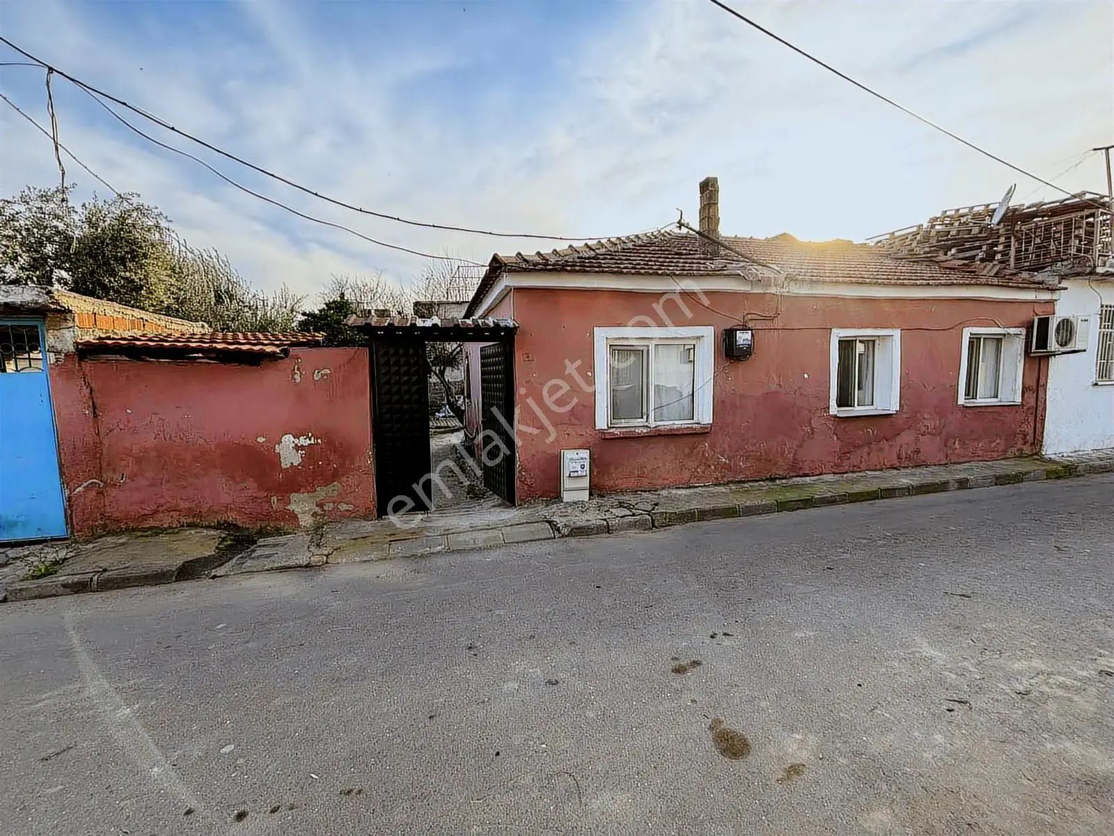 Salihli Satılık 248 M2 Müstakil Ev Ve Arsası