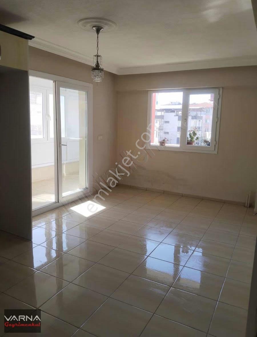 Menderes Cüneytbey Mah. Satılık 2+1 80 M2 Daire