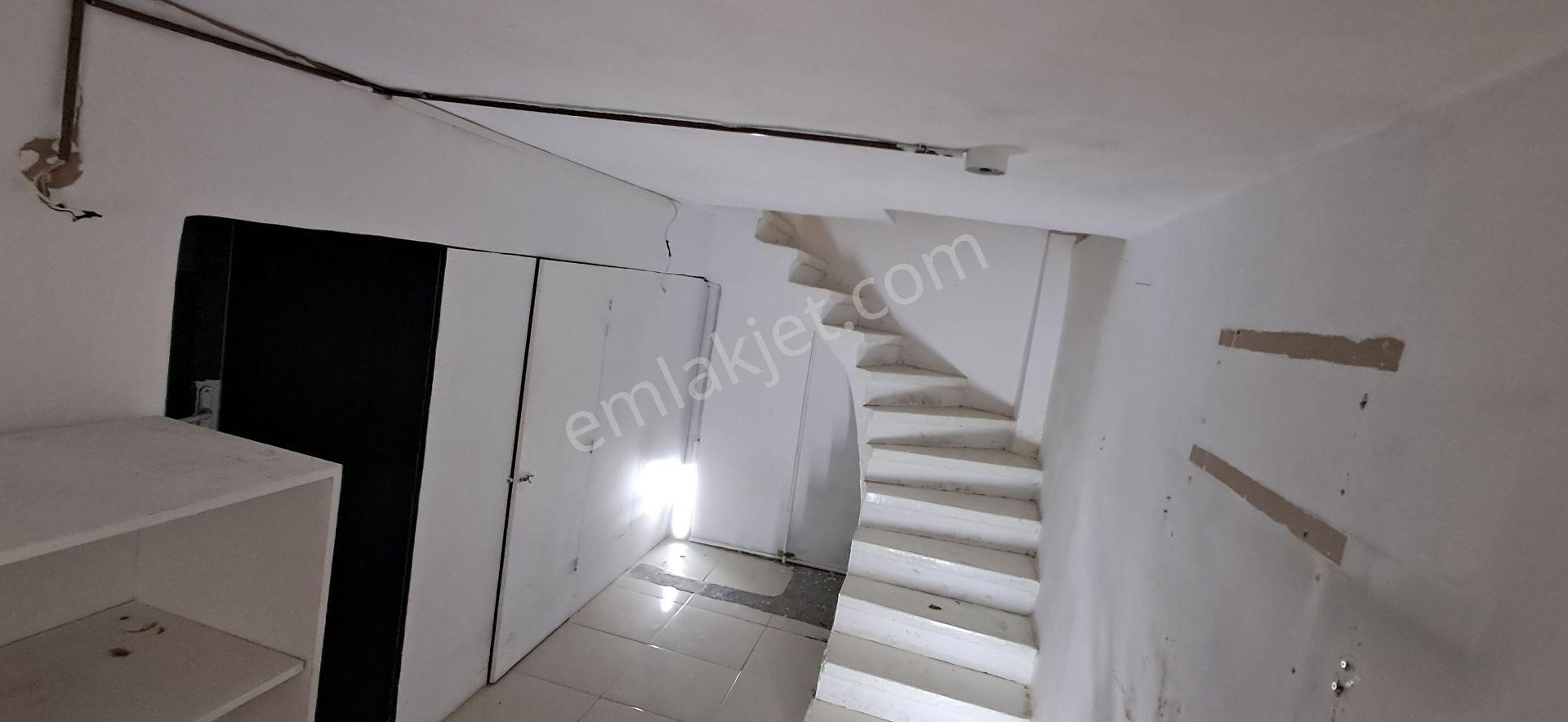 Bakırköy İstanbul Caddesine Çok Yakın 65 M2 Giriş 18 M2 Bodrum 18 M2 Bahçe Değerli Dükkan - Görsel 16