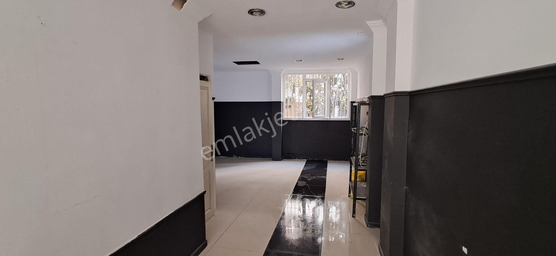 Bakırköy İstanbul Caddesine Çok Yakın 65 M2 Giriş 18 M2 Bodrum 18 M2 Bahçe Değerli Dükkan - Görsel 4