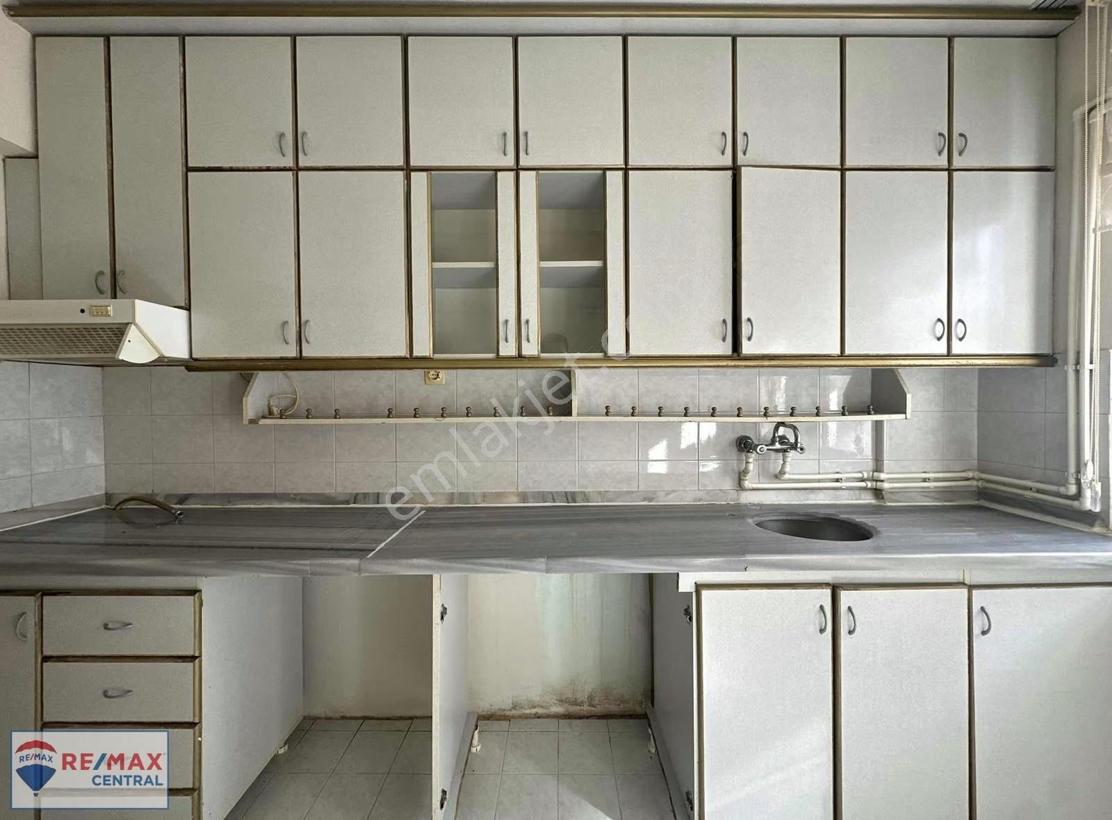 Remax Central ' Çarşıya Yakın Köşe Konumda Kullanışlı 3+1 Daire - Görsel 3