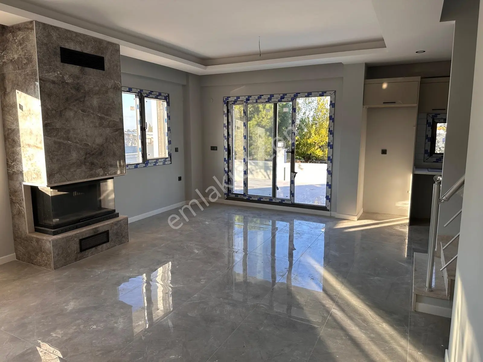 Foça Kozbeyli'de, Deniz Manzaralı, Yeni 3+1 Geniş Bahçeli Villa - Görsel 3