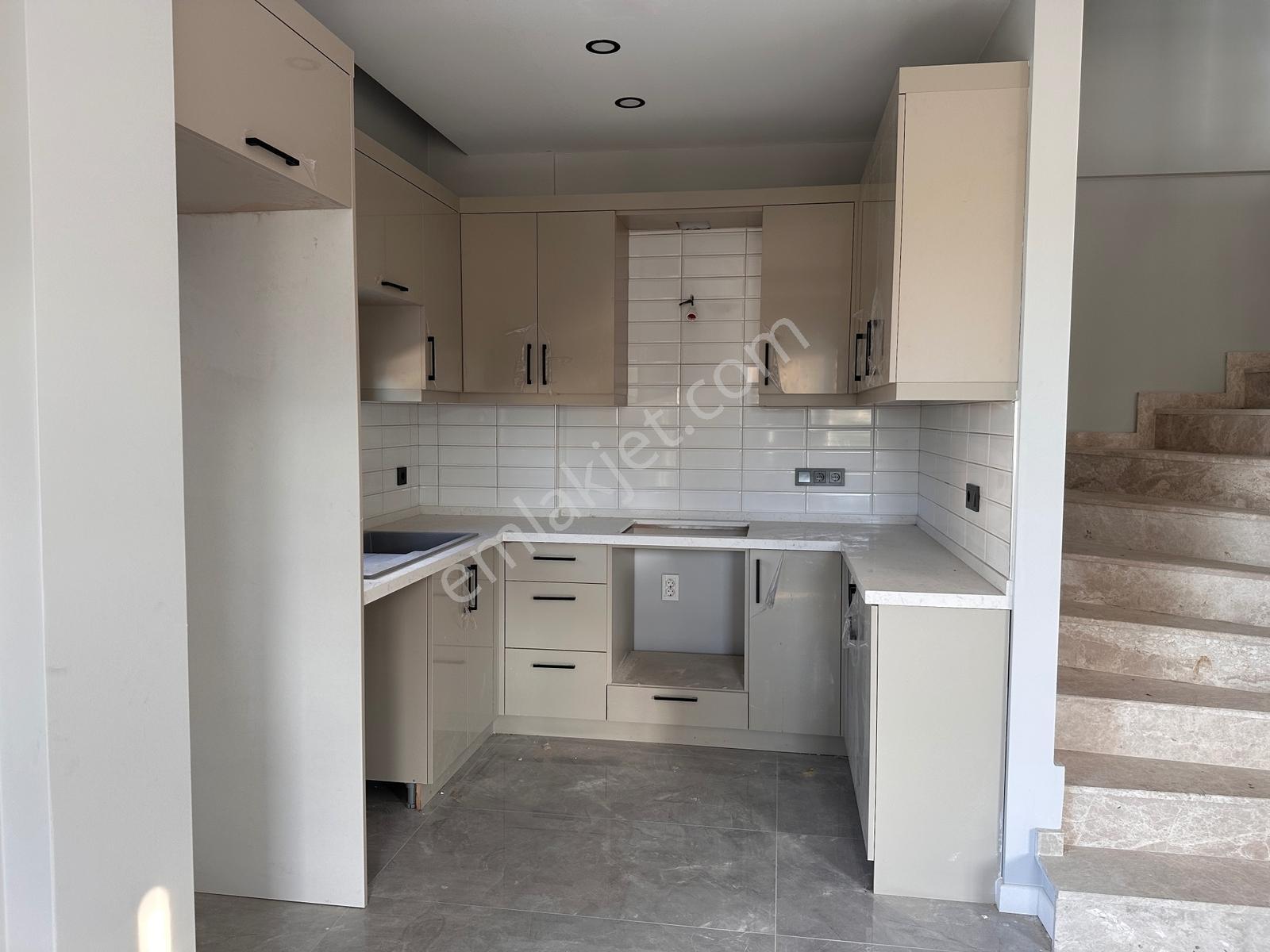 Foça Kozbeyli'de, Deniz Manzaralı, Yeni 3+1 Geniş Bahçeli Villa - Görsel 18
