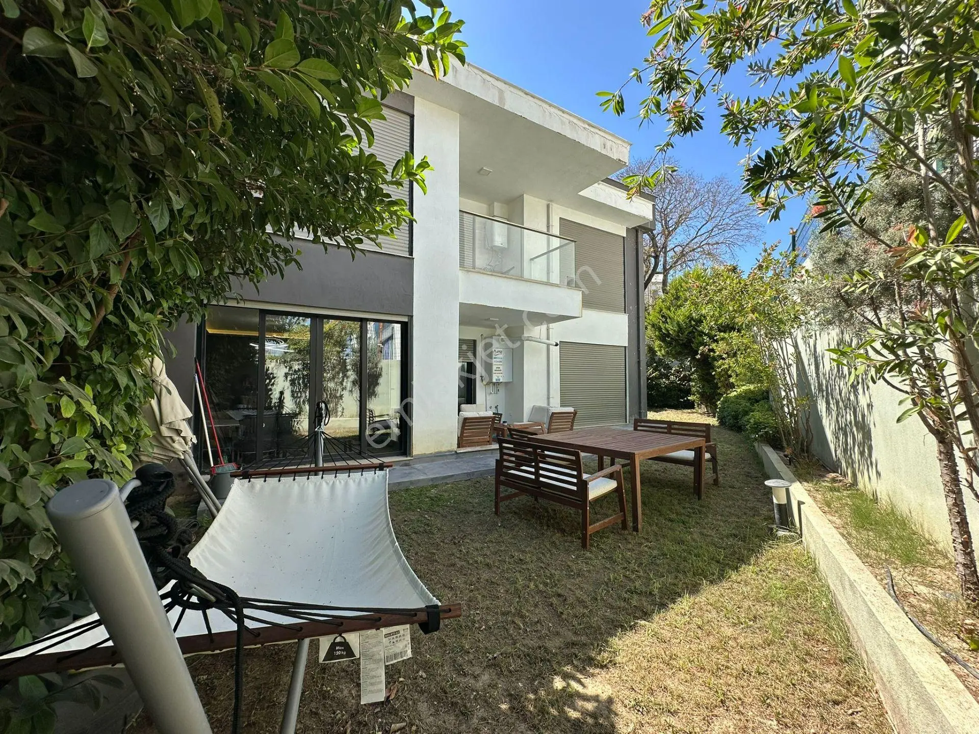 Kuşadası Kadınlar Denizi 3+1 Bahçe Katı Havuzlu Ultra Lüks Kiralık Daire