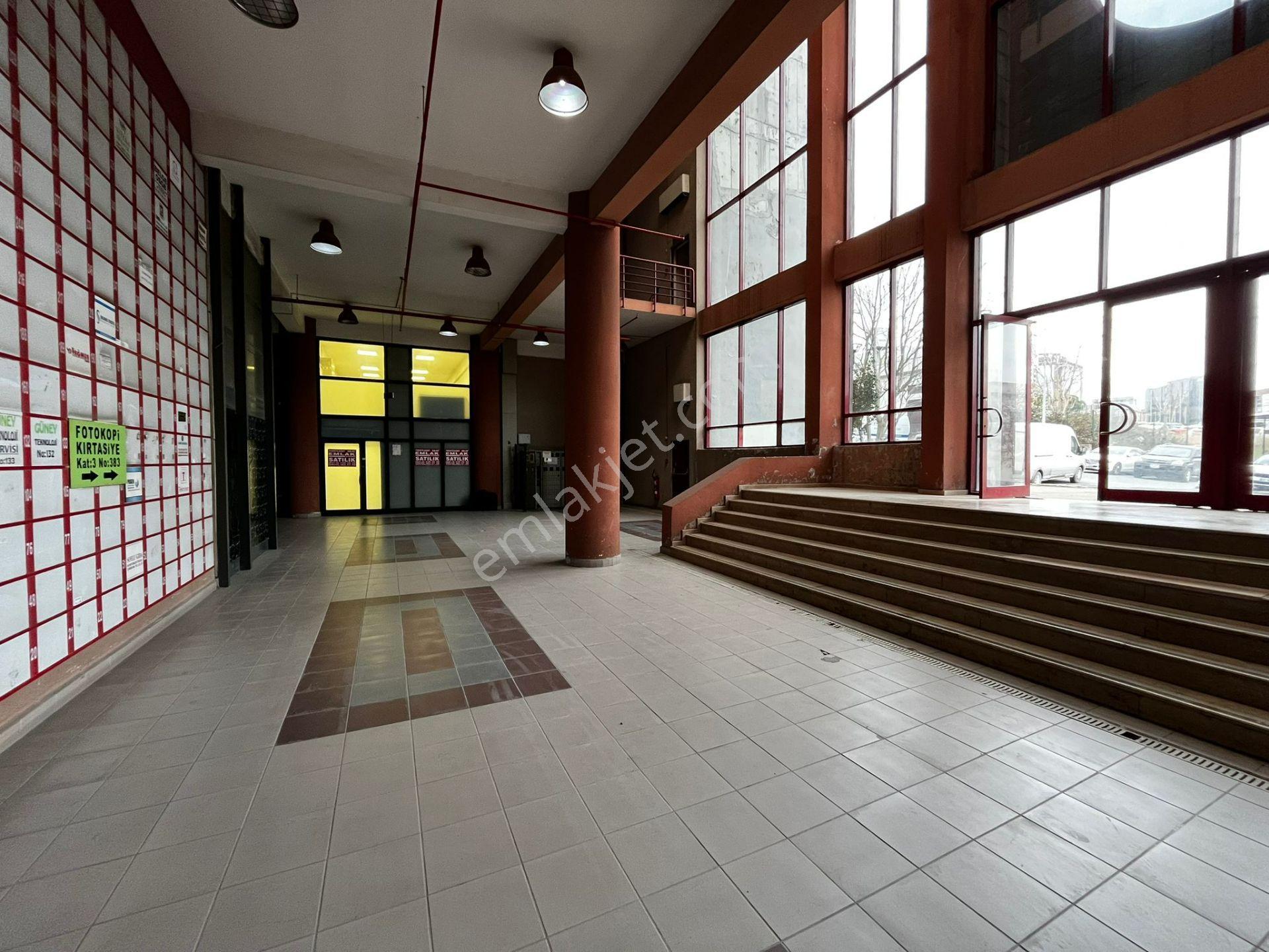 Blok Girişinde Çift Cepheli Şık Yapılı Kiracısız Satılık İş Yeri - Görsel 17