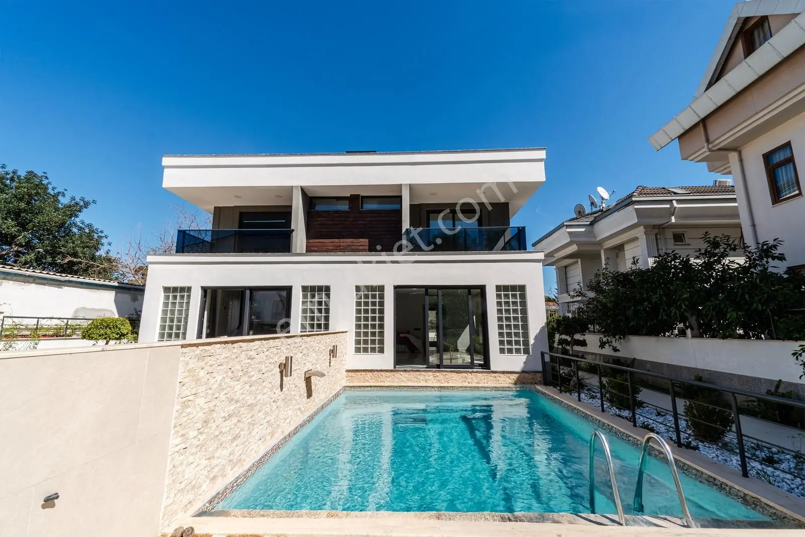 Kemer Merkezde Tek! Lüks 3+1 Müstakil Tadında Villa