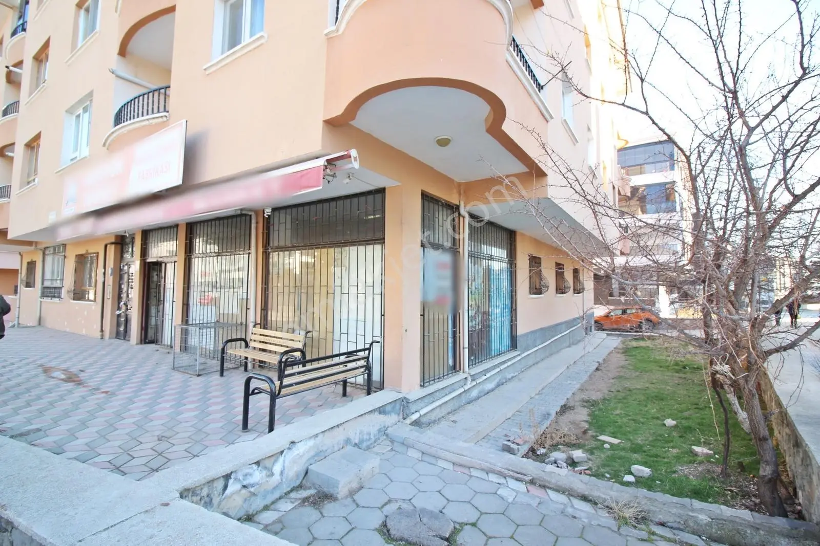 Yenikent Merkez'de 85 M2 Depolu 2 Katlı Köşe Dükkan