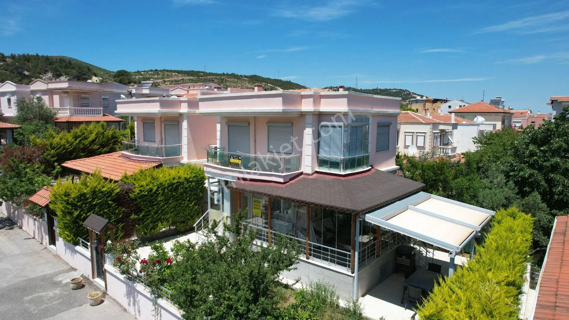 Yenifoça Pazaryerinde Satılık Müstakil Bahçeli 3+1 Lüx Villa