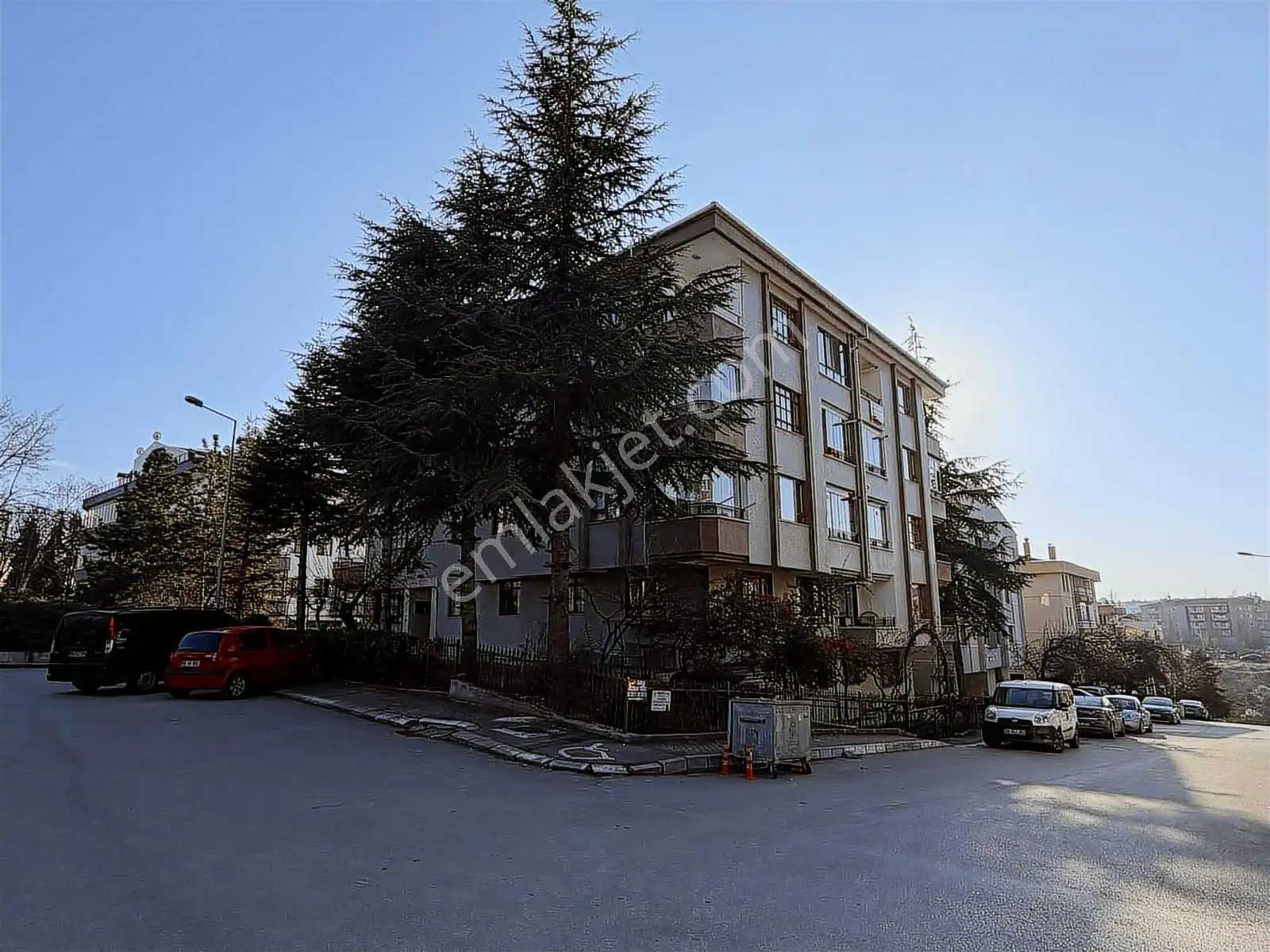 Çankaya Birlik'te 3 Katta Manzaralı Çagdaş Yakını 3+1 Satılık