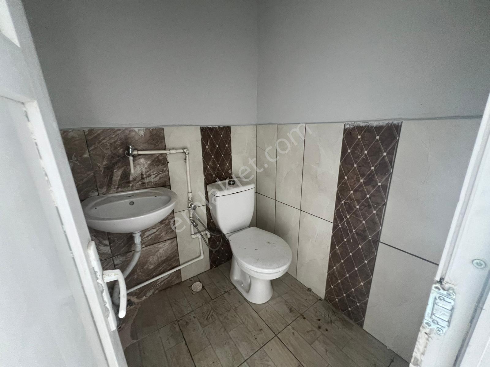 Buca Ufuk Mah.de 25m2 Wc'li Ana Cadde Üzerinde Kiralık Dükkan - Görsel 7