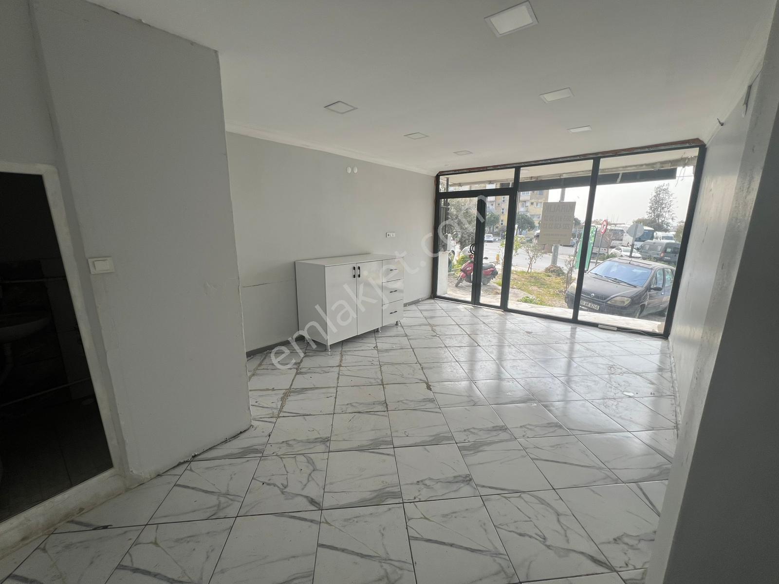 Buca Ufuk Mah.de 25m2 Wc'li Ana Cadde Üzerinde Kiralık Dükkan