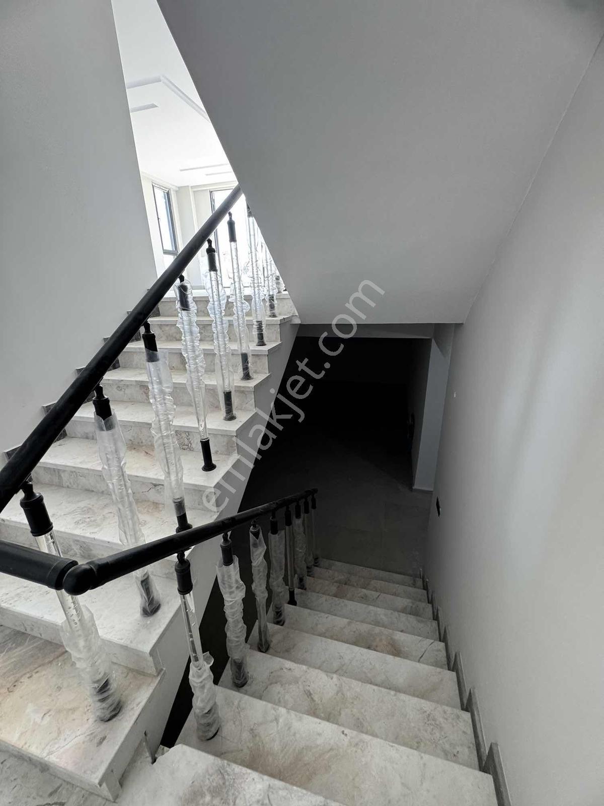 Tuğra'dan Önerler'de Site İçinde Müstakil Havuzlu Bodrumlu Villa - Görsel 24