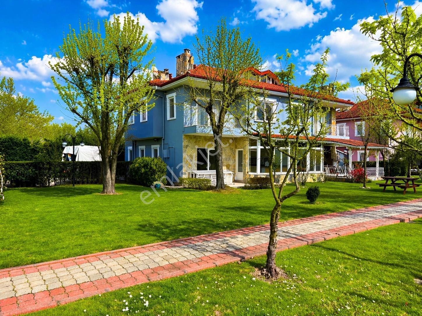 Kartepe'de Doğa İçinde Kapalı Sitede Geniş Bahçeli 5+1 Villa