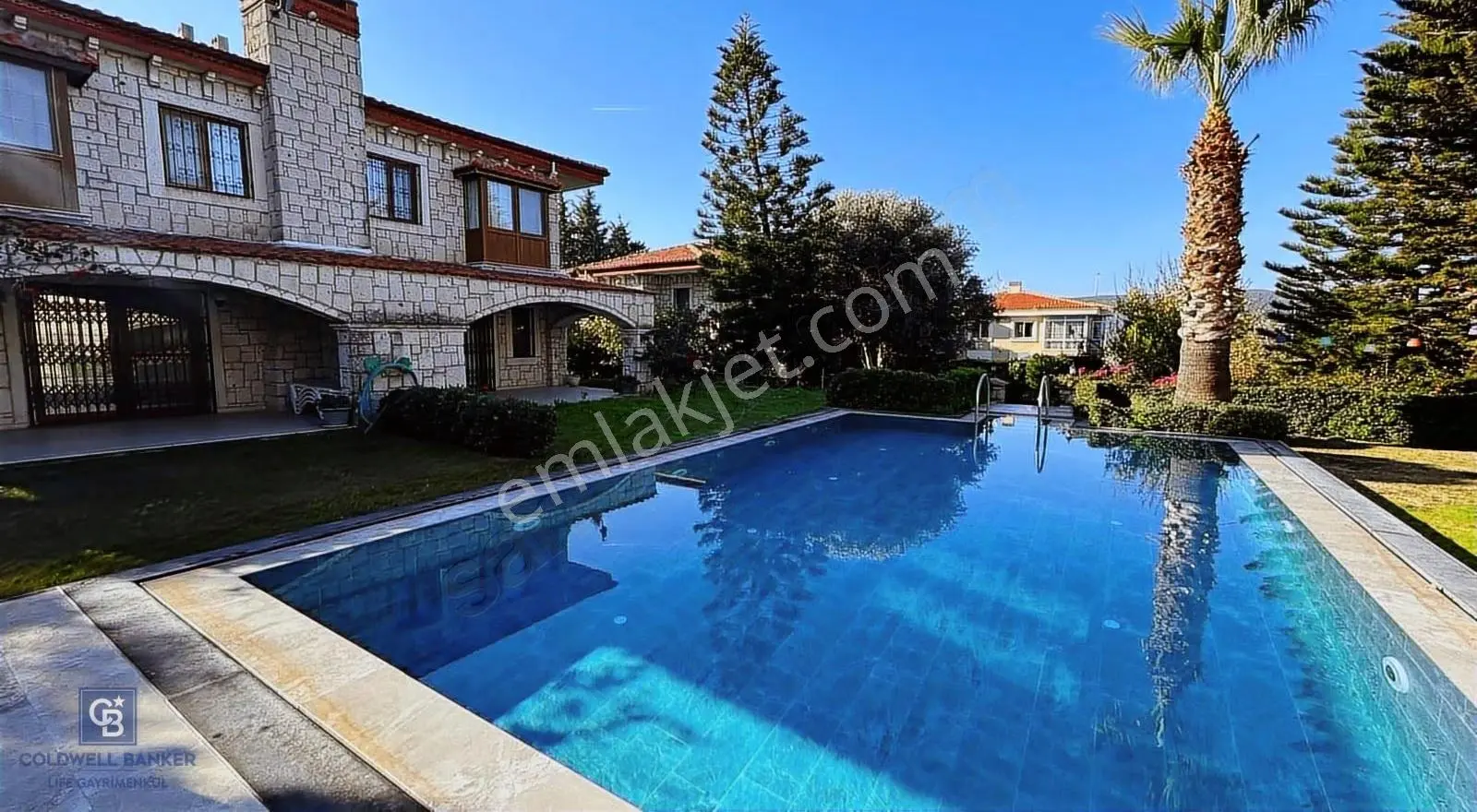 Alaçatı Çeşme'de 3+1 Kiralık Havuzlu Eşyalı Villa