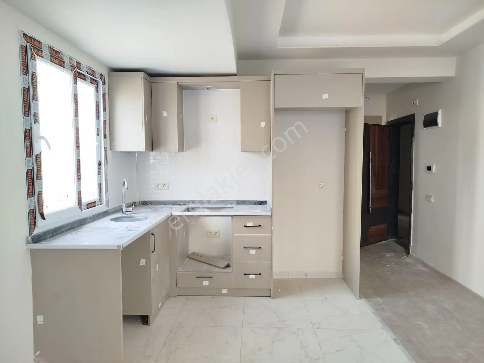 Erdemli Merkezde Sıfır 1+1 Havuzlu Site Dairesi - Görsel 3