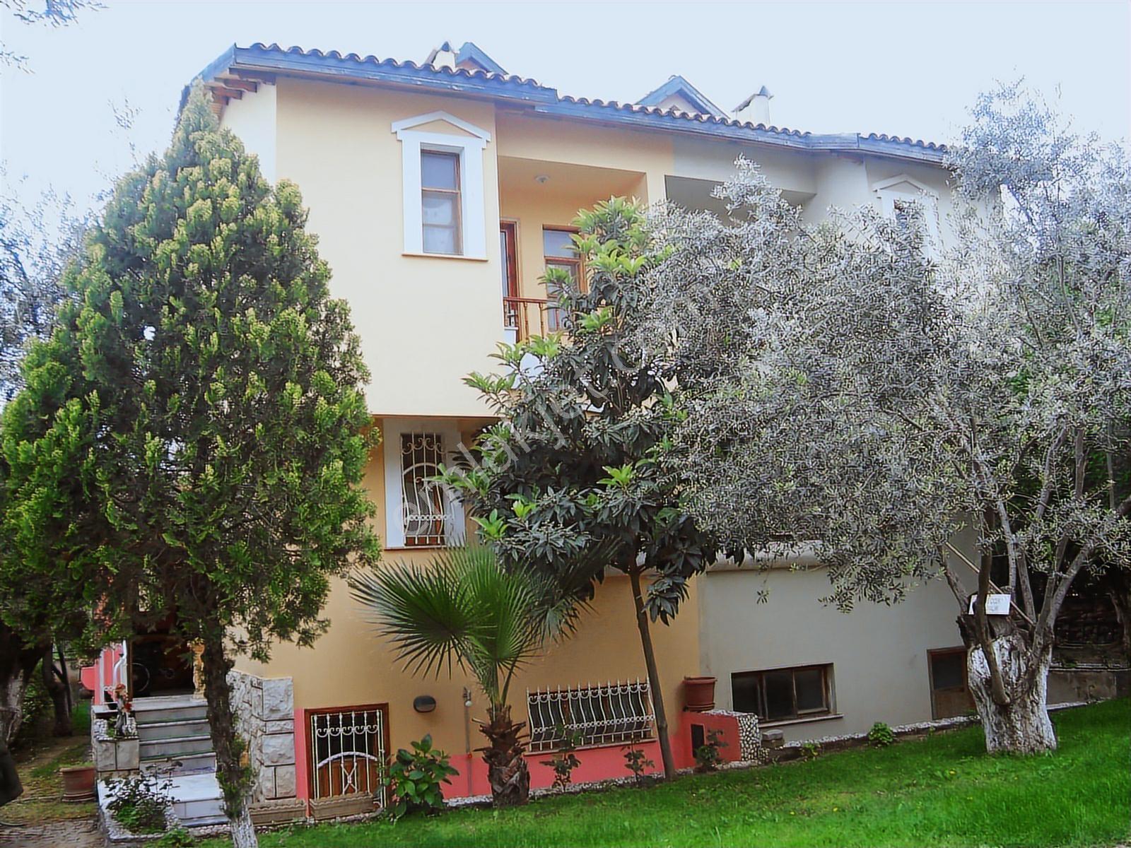 Altınoluk Yüzme Havuzlu Sitede Satılık Tripleks Villa 4+1,165m2.