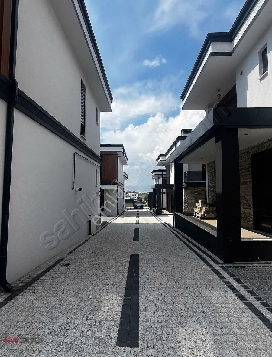 Kartepe'de Butik Kendine Ait Havuz Ve Bahçeli Satılık Villa - Görsel 27
