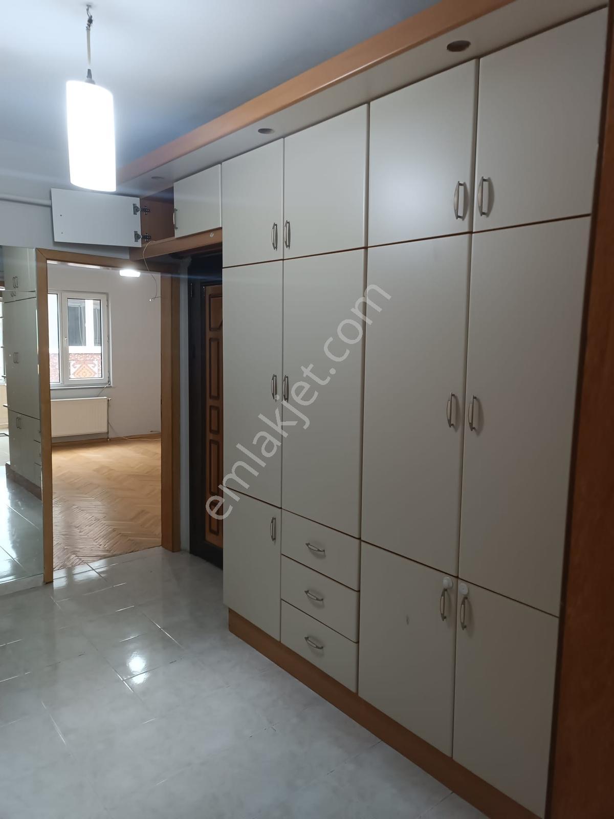 Vilayet Meydanında Kiralık 2+1 Balkonlu Ara Kat Daire - Görsel 4