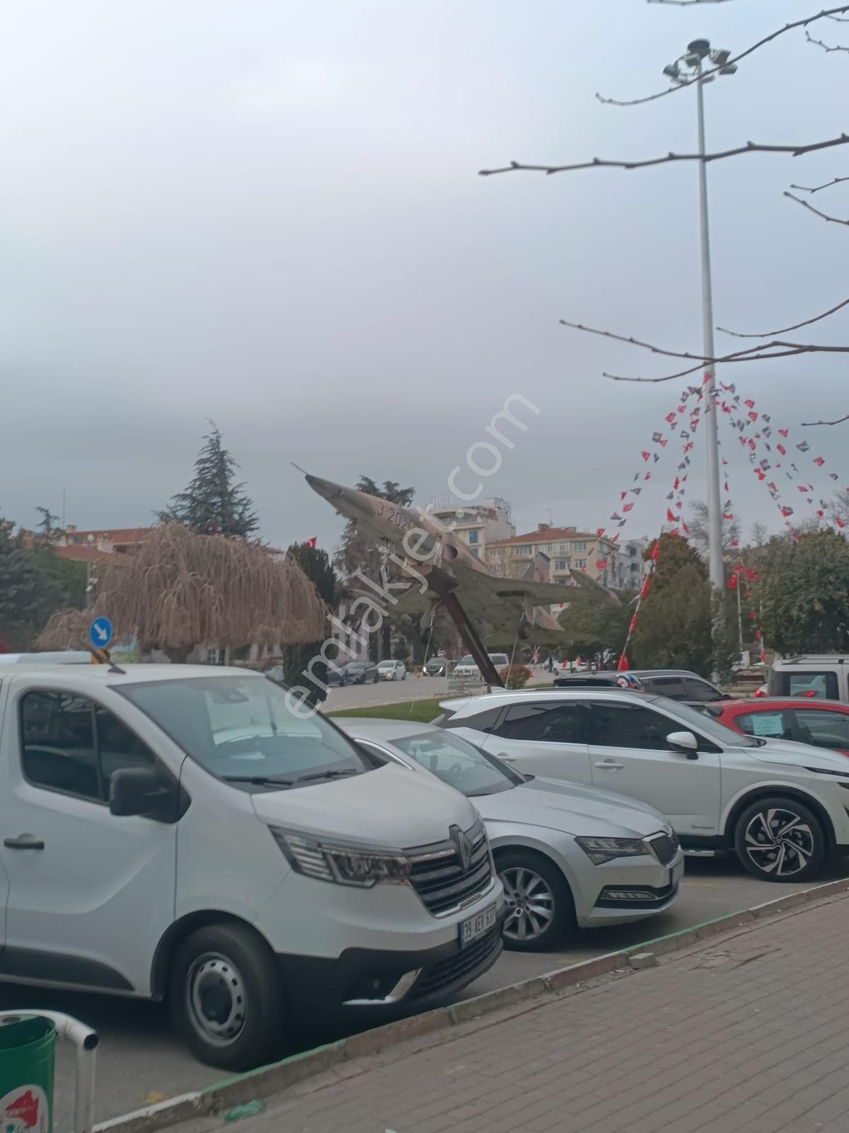Vilayet Meydanında Kiralık 2+1 Balkonlu Ara Kat Daire - Görsel 3