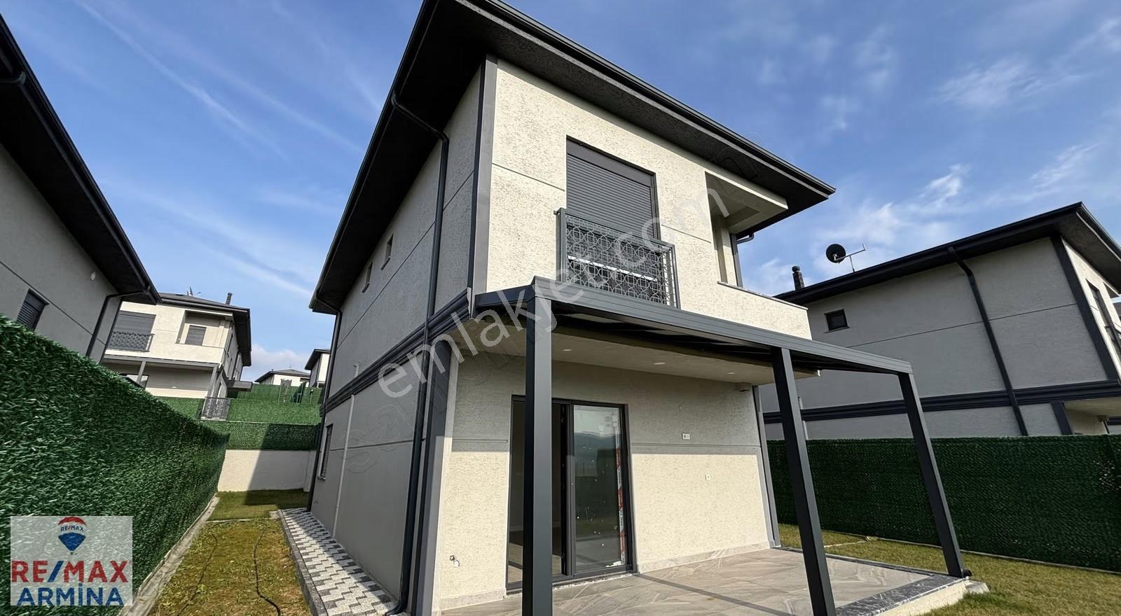 Bağlıcada Kelepir Fiyatta Bahçe Kullanım Alanlı Modern Villa