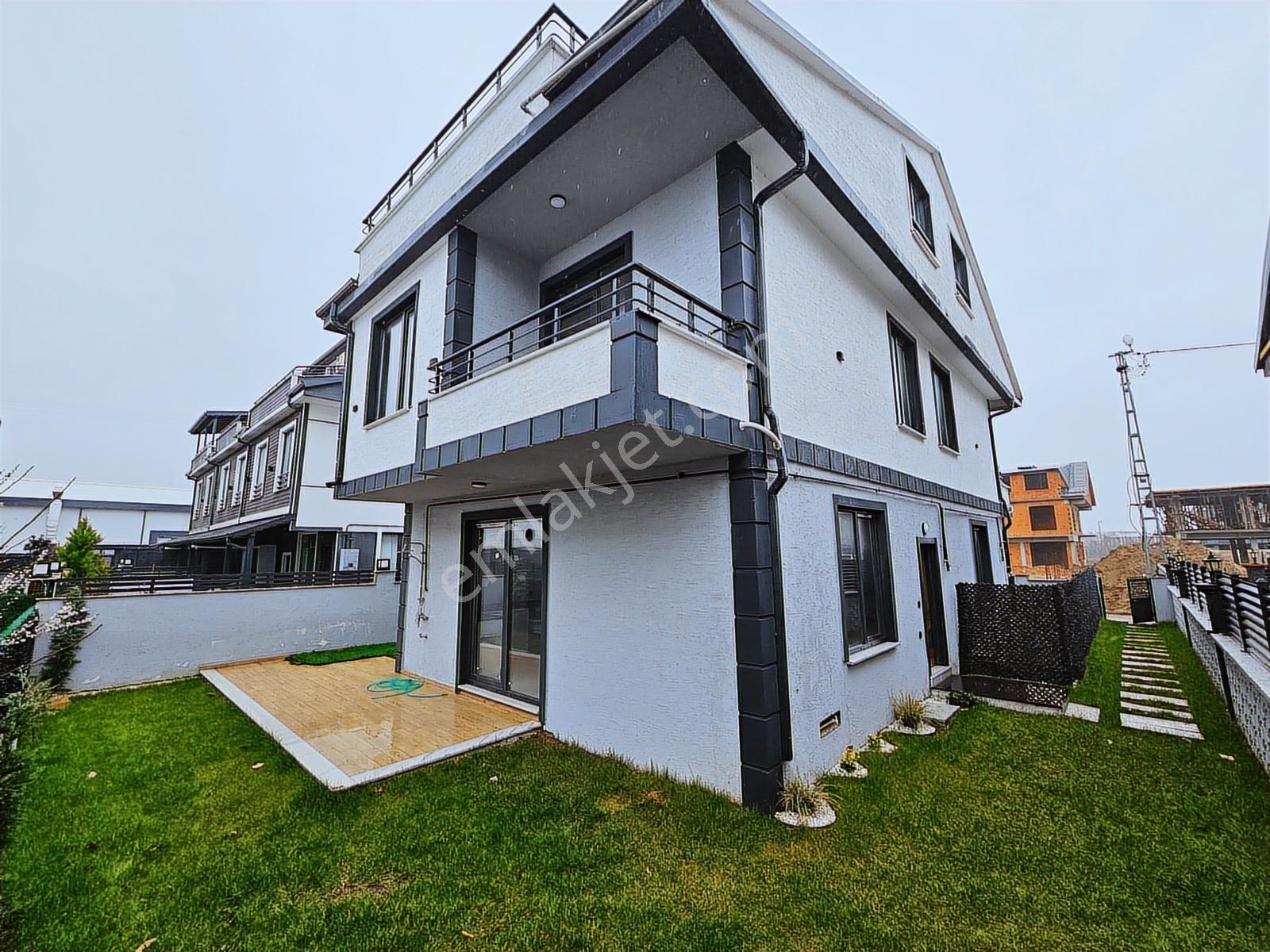 Deniz'den 4+1 Müstakil Havuzlu, Geniş Bahçeli Villa