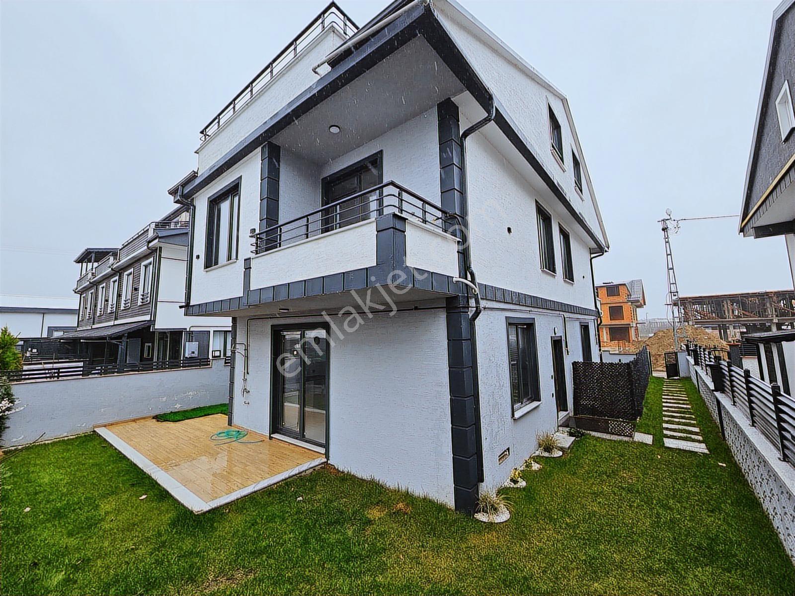 Deniz'den 4+1 Müstakil Havuzlu, Geniş Bahçeli Villa - Görsel 11