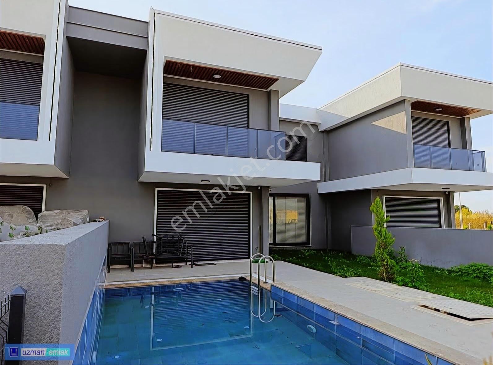 Kuşadası Davutlar Site İçinde Müstakil Havuzlu 3+1 Satılık Villa