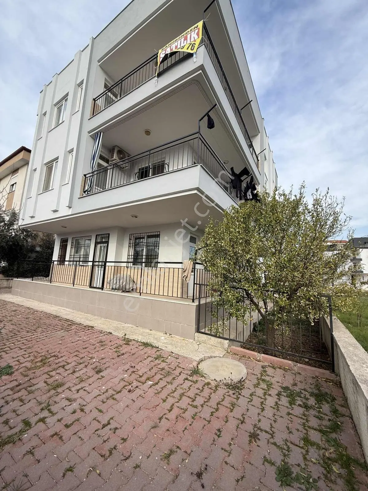 Döşemealtın'da Komple Satılık Bina 3 Adet 3+1 400m Arsa İçinde