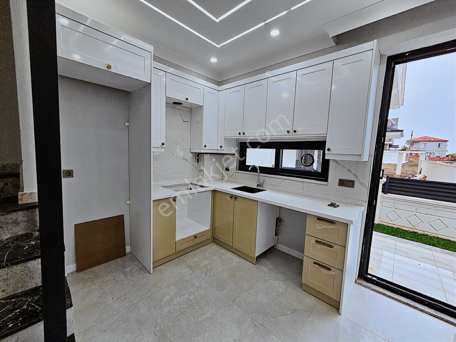 Denize Yürüme Mesafesinde, 3+1 Yerden Isıtmalı Bahçeli Villa - Görsel 8