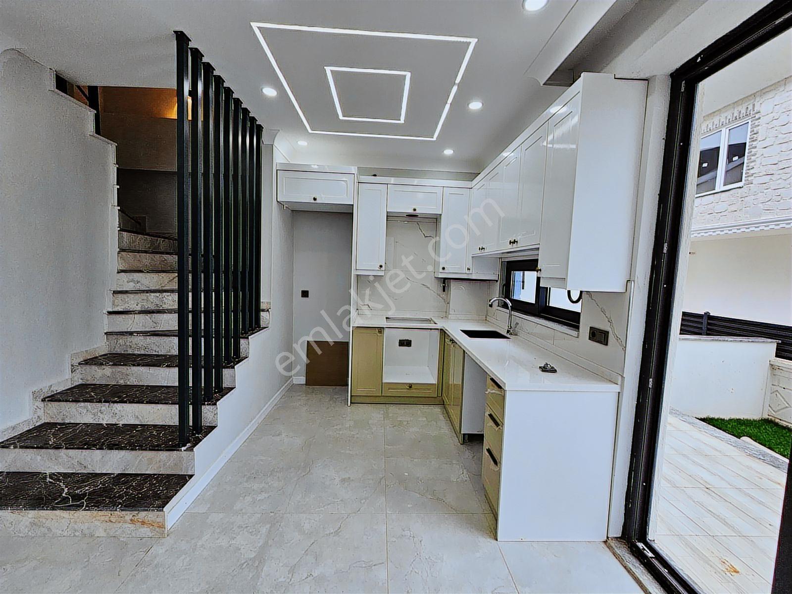 Denize Yürüme Mesafesinde, 3+1 Yerden Isıtmalı Bahçeli Villa - Görsel 3