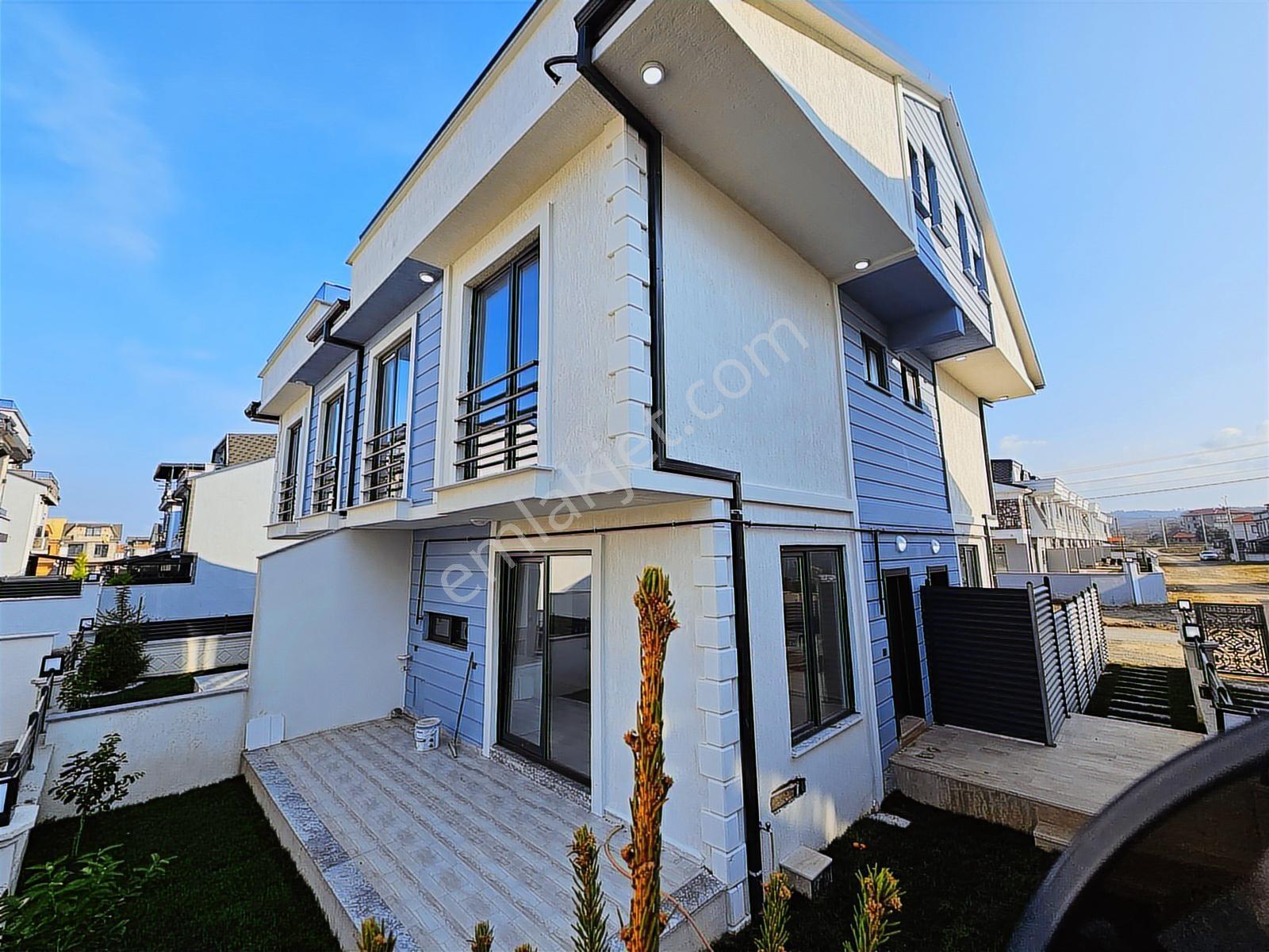 Denize Yürüme Mesafesinde, 3+1 Yerden Isıtmalı Bahçeli Villa
