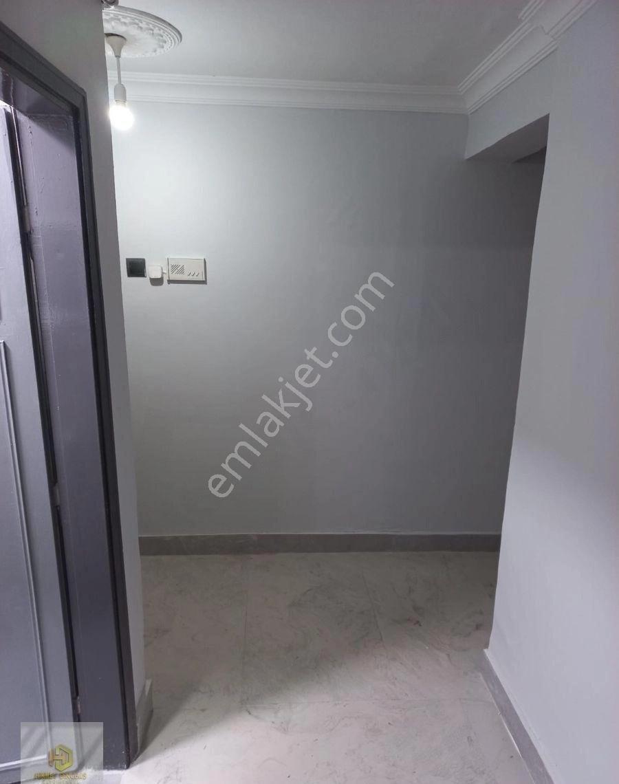 İstiklal Mahallesinde Şair Fuzuli Caddesi Köşe Kiralık 3+1 Daire - Görsel 2