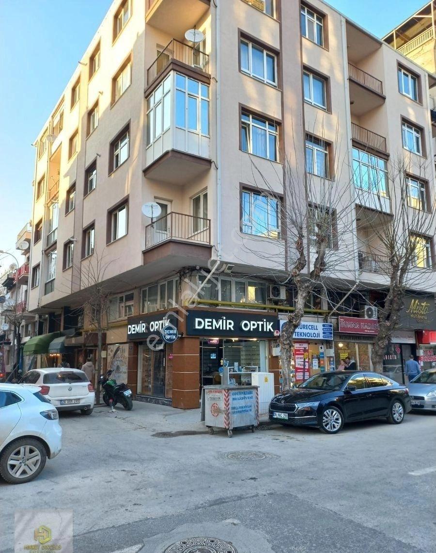 İstiklal Mahallesinde Şair Fuzuli Caddesi Köşe Kiralık 3+1 Daire