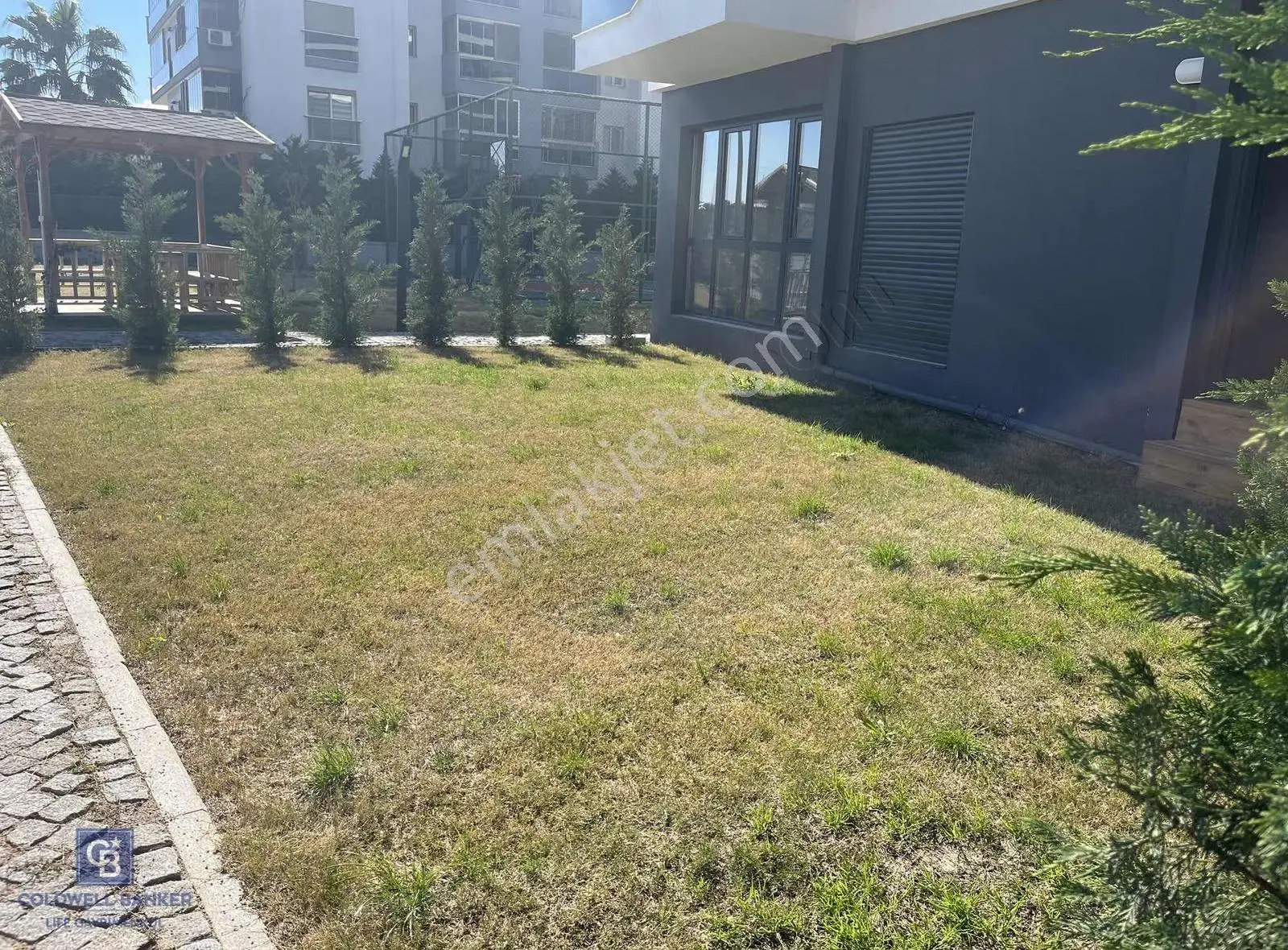 Azel Deluxe Sitesinde Satılık Bahçeli 1+1 Daire