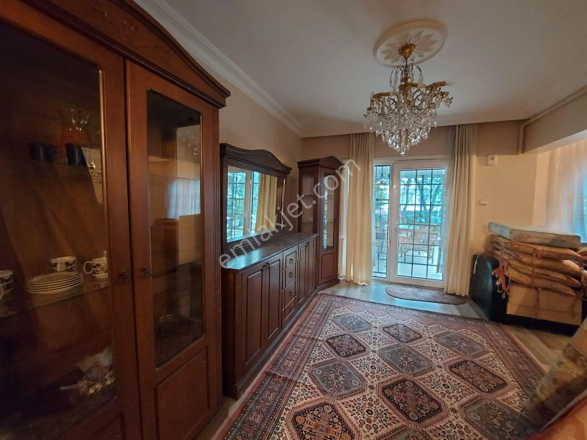Büyükçekmece Cumhuriyet Mahallesi'nde Deniz Manzaralı 5+2 Geniş Yaşamlı Satılık Villa