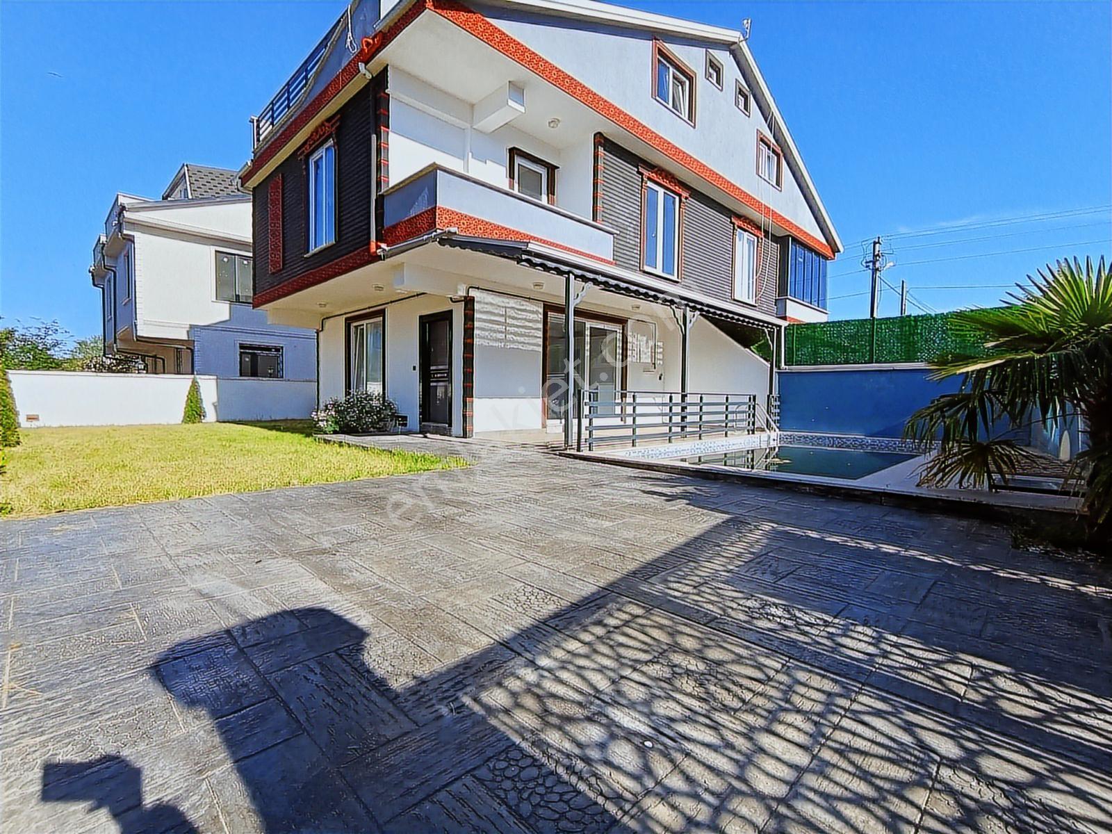Deniz'den 4+1 Merkezi Konumda, Havuzlu, Geniş Bahçeli Villa - Görsel 2