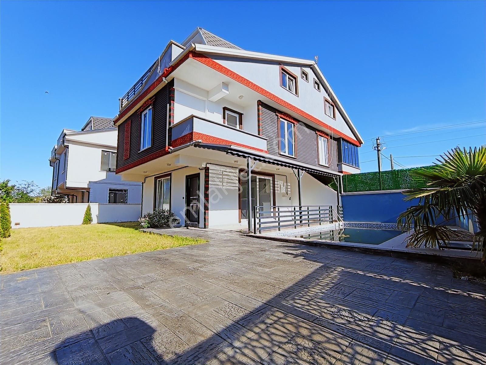 Deniz'den 4+1 Merkezi Konumda, Havuzlu, Geniş Bahçeli Villa - Görsel 11