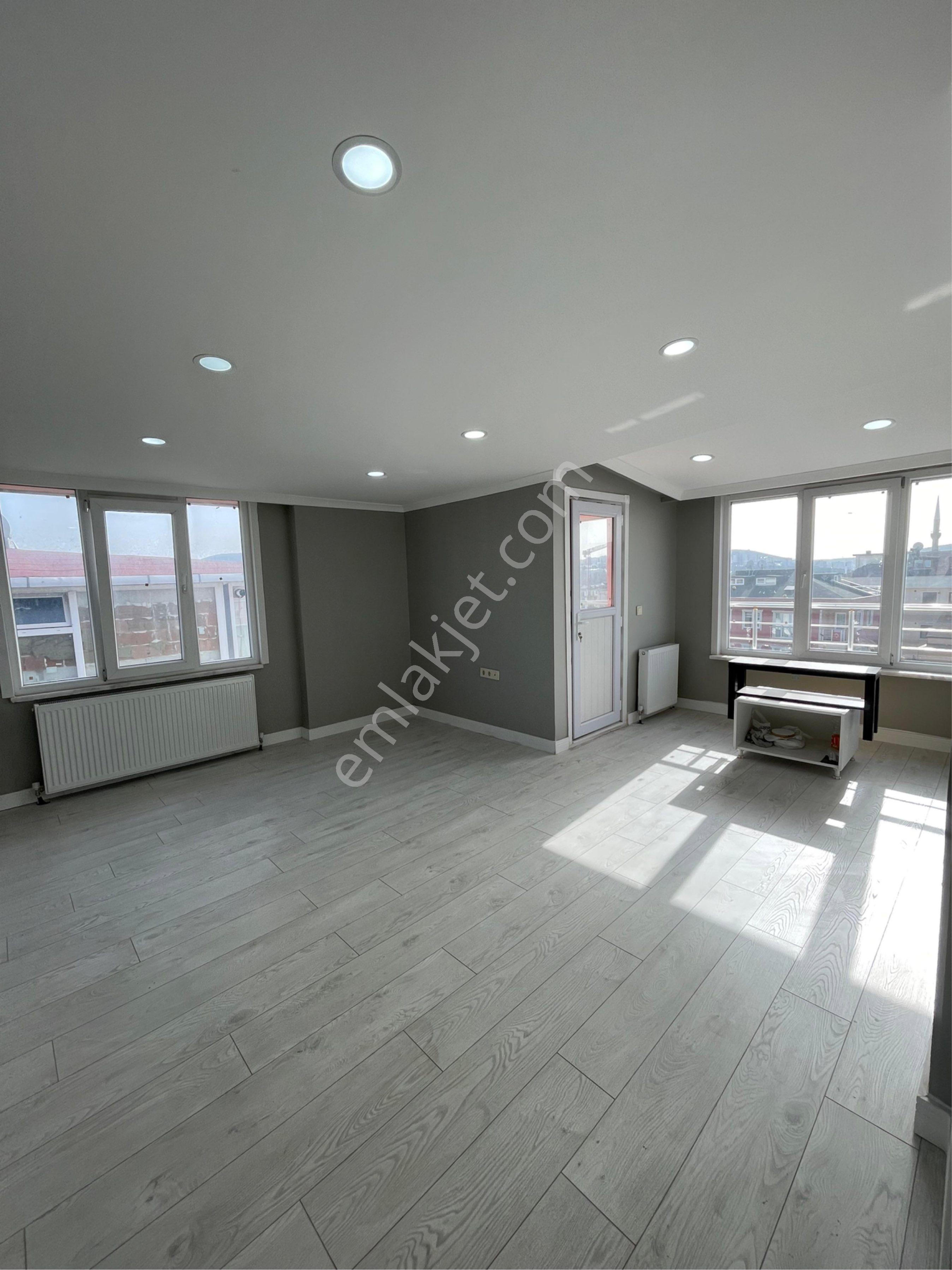 Samandıra Merkezde 170 M2 Satılık 2 Daire Tek Fiyat Çatı Dublels Daire