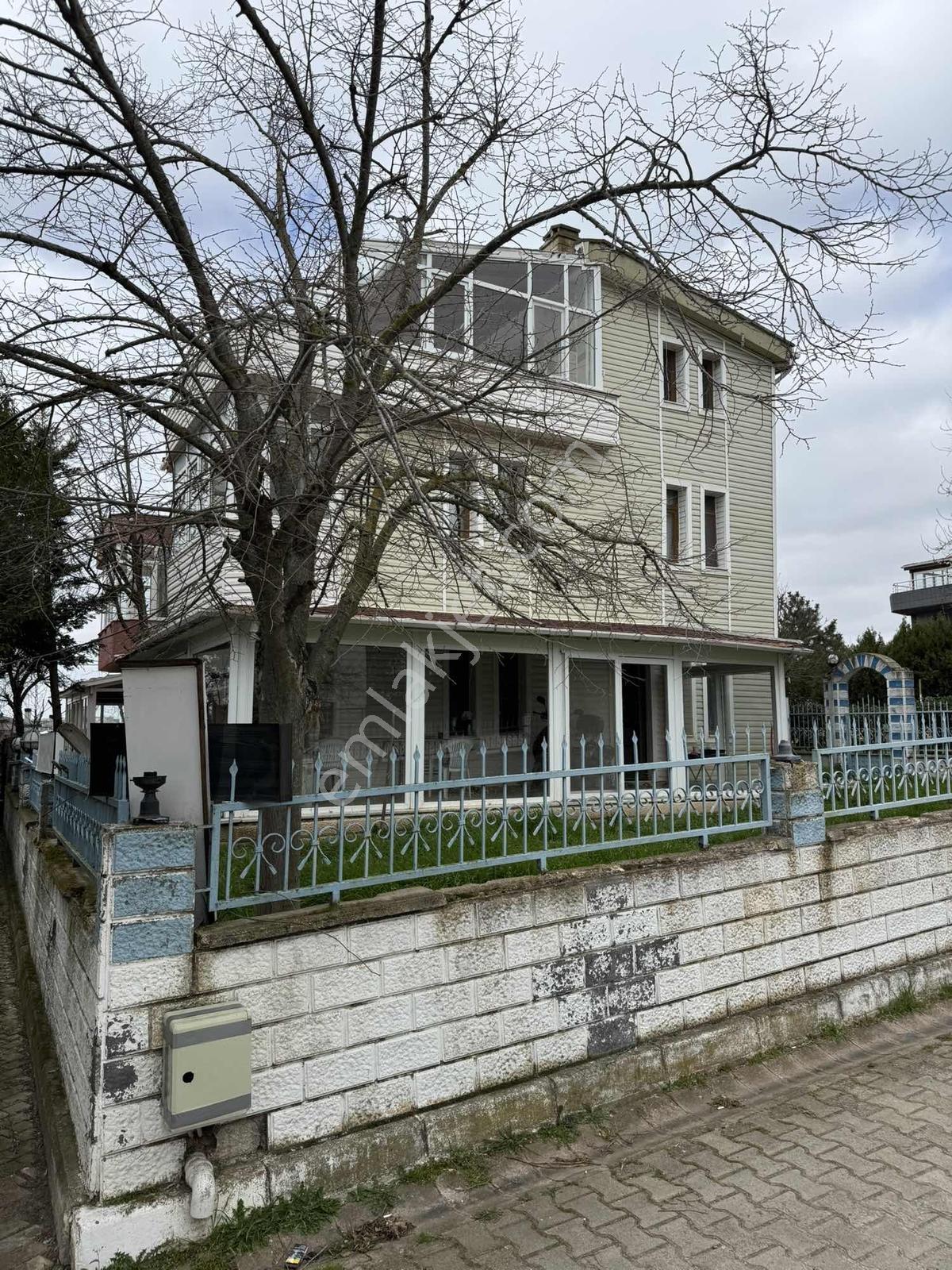 Tuğra'dan Önerler'de Site İçinde Satılık Bahçeli Ön Cephe Villa