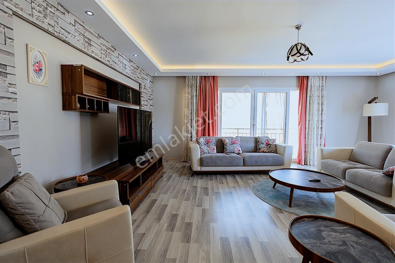 Kuşadası'nda Merkezi Konumda Deniz Manzaralı Geniş 3+1 Daire - Görsel 2