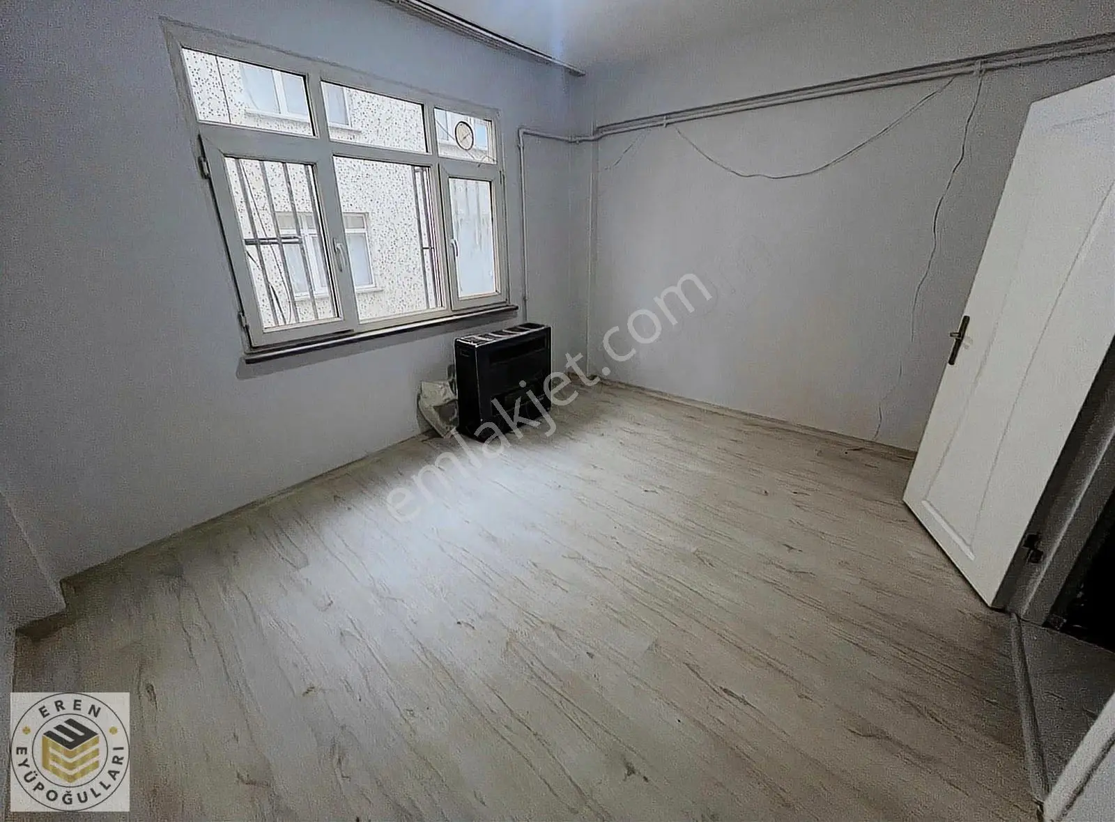 B.paşa Orta Mah. 1+1 Full Tadilatlı D.gaz Sobalı Ara Kat Daire