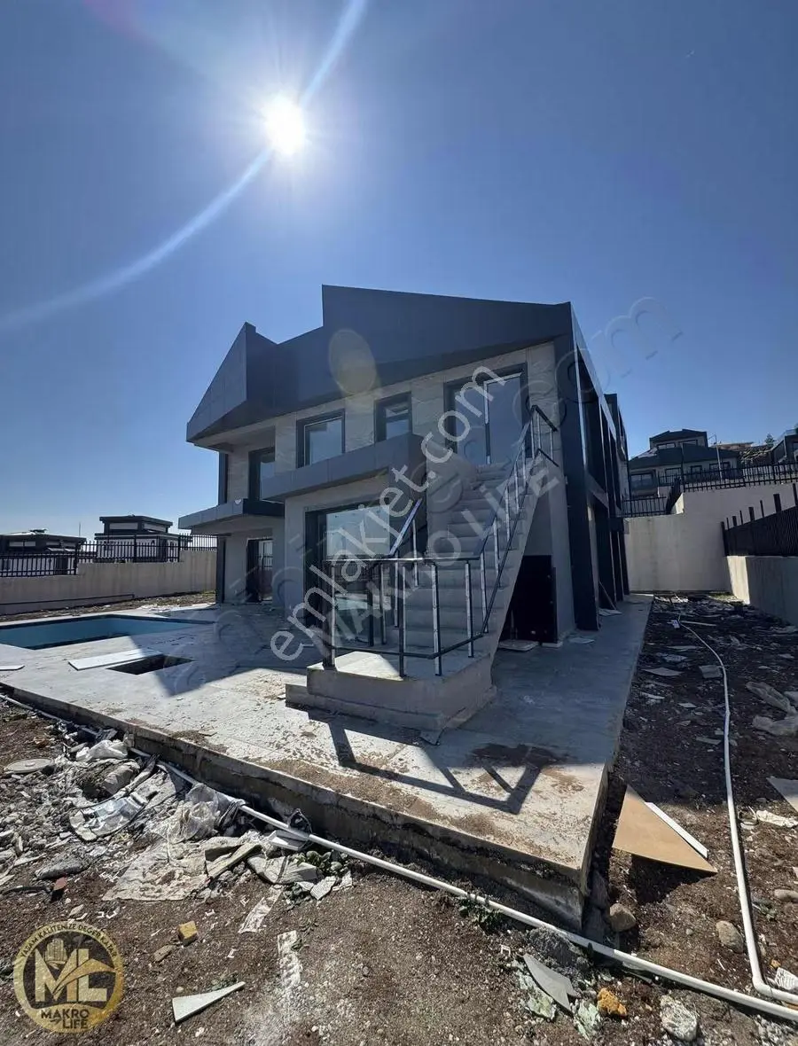 Bahçeşehir Koleji Civarı Havuzlu Lüks 4+1 Dublex Villa