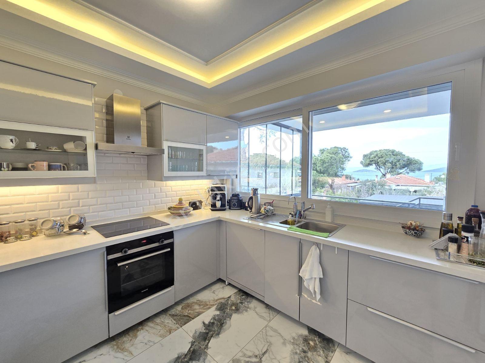 Ayvalık'ta Denize Sıfır Sitede Satılık Eşyalı Lüks Villa. - Görsel 25