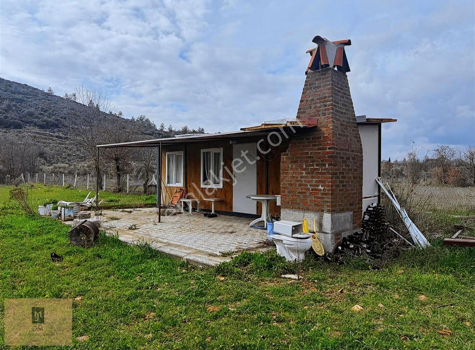 Yerkeşik'te İçerisinde Prefabrik Yapının Olduğu 1.250 M2 Arazi