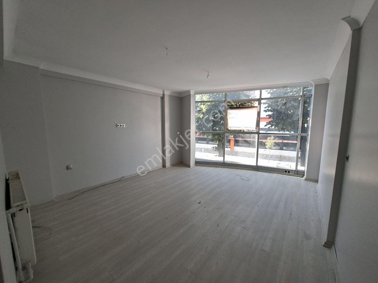 Hak Emlaktan Camikebirde Tam Merkezi Konumda Kiralık 1+1 Ofisler - Görsel 2