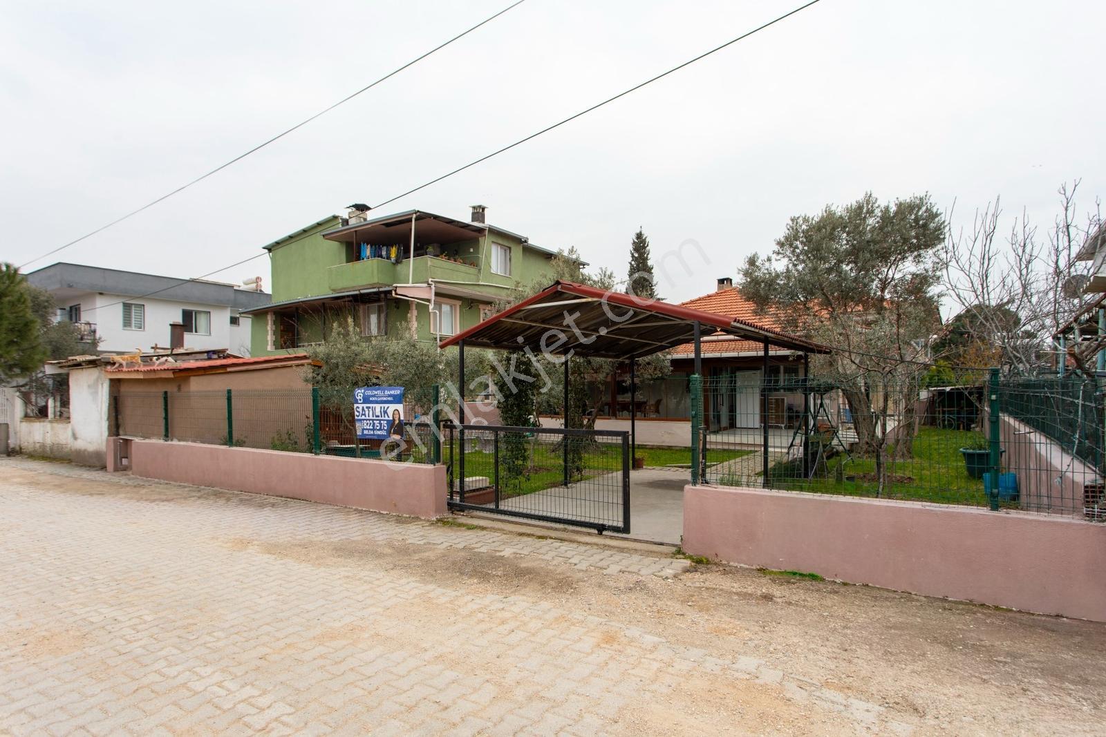 Foça Yenibağarası'nda Satılık Müstakil Ev Ve Arsası