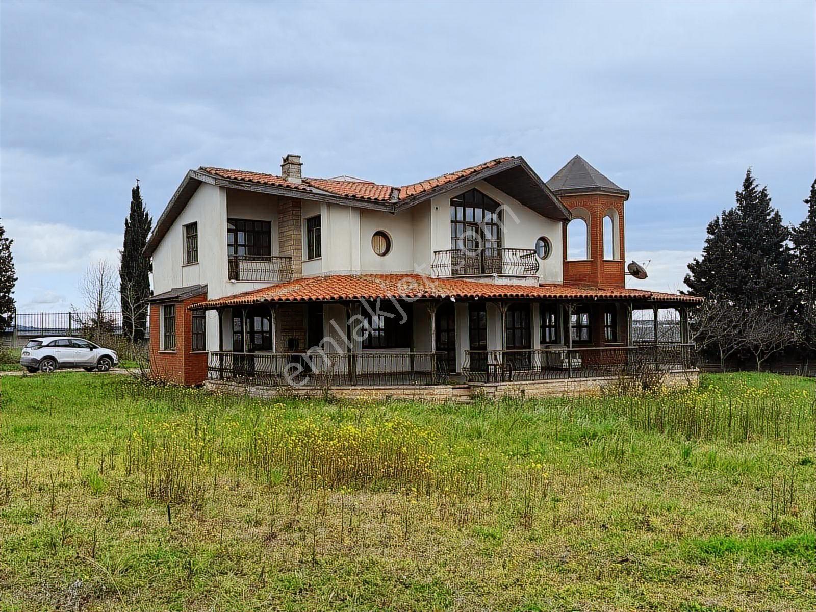 Silivri Yolçatı'da Güvenlikli Sitede 4.500 M² Bahçeli 6+1 Villa