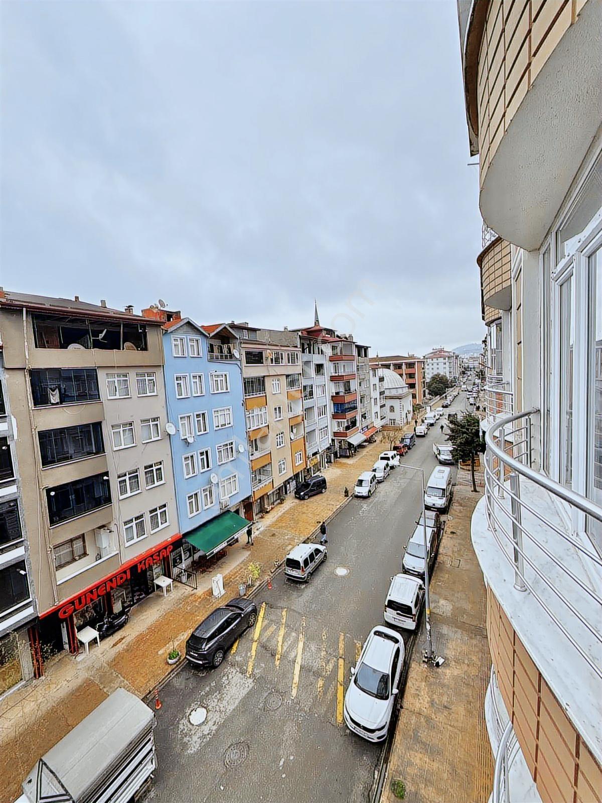 Hüsem Gayrimenkul'den Cadde Üzerinde Geniş 2+1 Satılık Daire