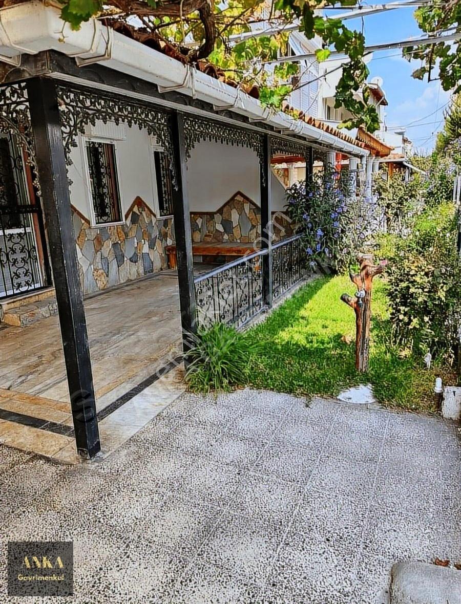 Dikilide Denize 150 M Bahçeli Full Eşyalı Tripleks Villa