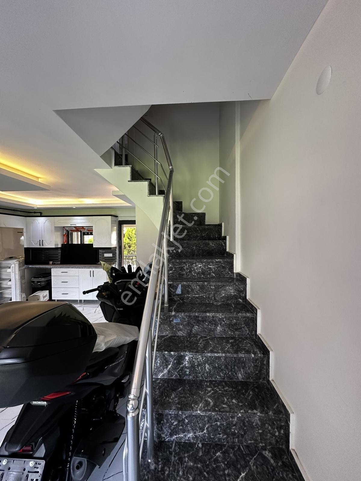 Foça'da Taşınmaya Hazır, Köşe Konumlu Ve Sıfır Tripleks Villa - Görsel 3